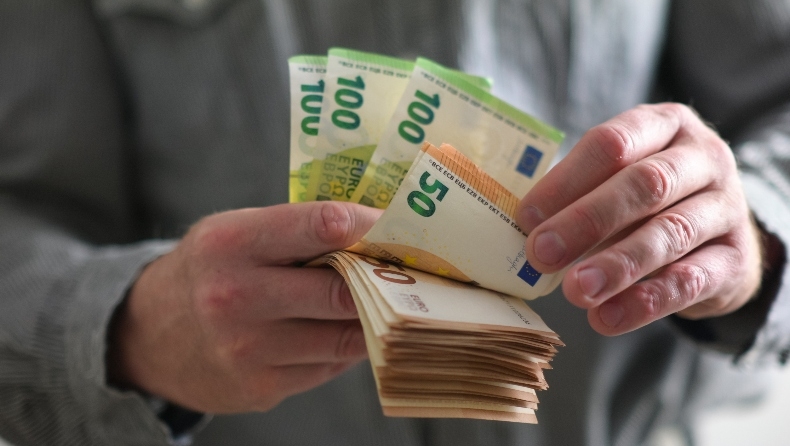 Ώρα πληρωμών σήμερα: Συντάξεις, επιδόματα και Δώρο Χριστουγέννων μπαίνουν νωρίτερα – Αυξήσεις και παραδείγματα