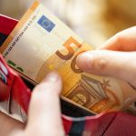 Διπλό «πακέτο» αυξήσεων το 2026: Αναδρομικά και νέες αυξήσεις σε 19 επιδόματα