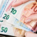 «Βρέχει» λεφτά από αύριο 5/1: Ποιοι θα δουν τα χρήματα στα ΑΤΜ